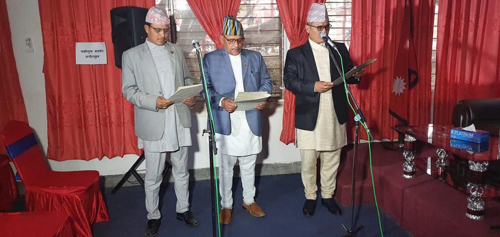 कर्णाली प्रदेश सरकारका तीन जना मन्त्रीले लिए शपथ
