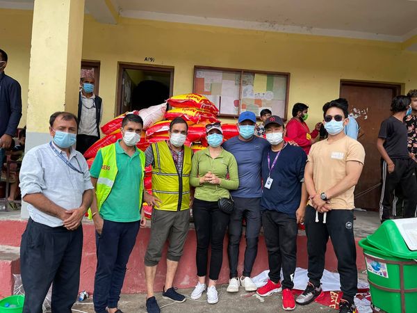 प्राकृतिक विपदमा परेकालाई राहत बाँड्दै अग्रवाल, चामलिंग राई र भण्डारी