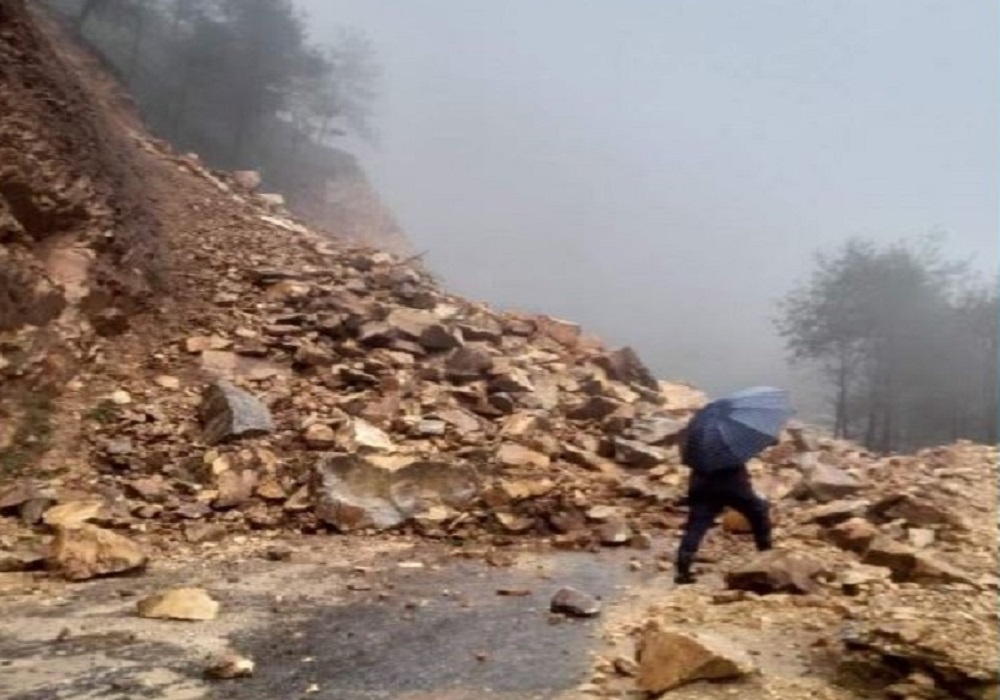 पहिरोले सिद्धार्थ राजमार्ग अवरूद्ध