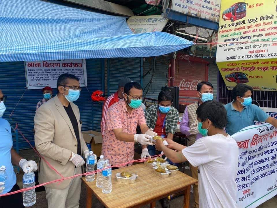 गरिब तथा मजदुरलाई नि:शुल्क खाना खुवाउँदै विपि स्टडी युथ सर्कल