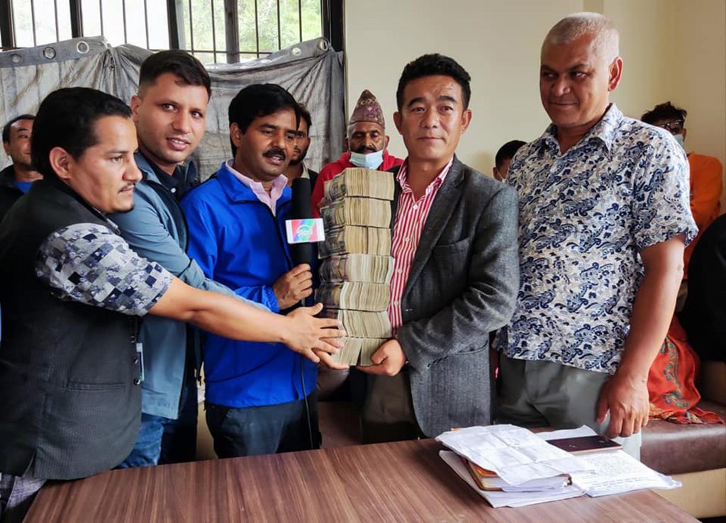 हेलम्बुका बाढीप्रभावित परिवारलाई इन्द्रेणीको यति ठुलो सहयोग