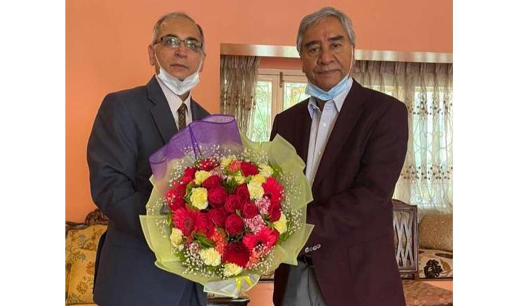 भेटेरै राजदूत विनयमोहन क्वात्राले प्रधानमन्त्री देउवालाई शुभकामना दिए