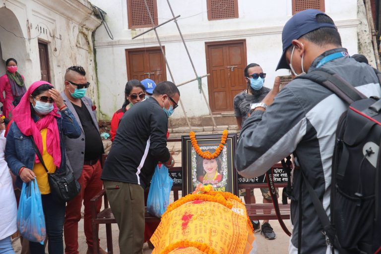 अभिनेत्री जेनी कुँवरको पशुपति आर्यघाटमा अन्त्यष्टि