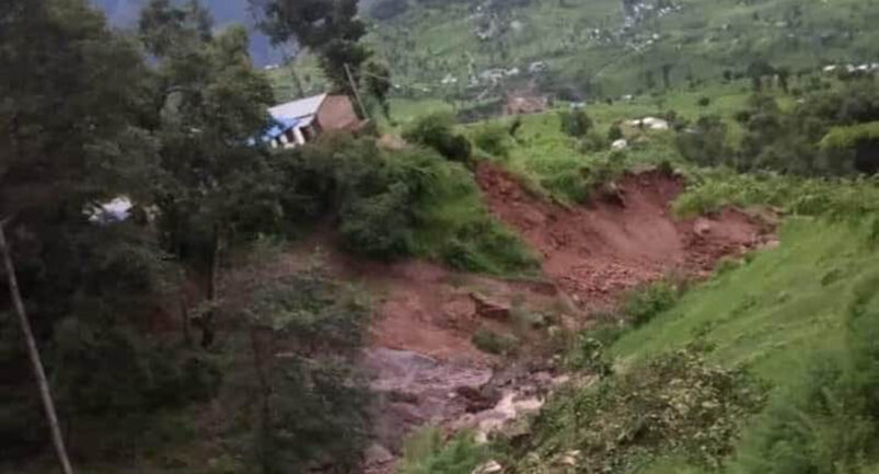 पहिरोले पुरिएर तीन जनाको मृत्यु