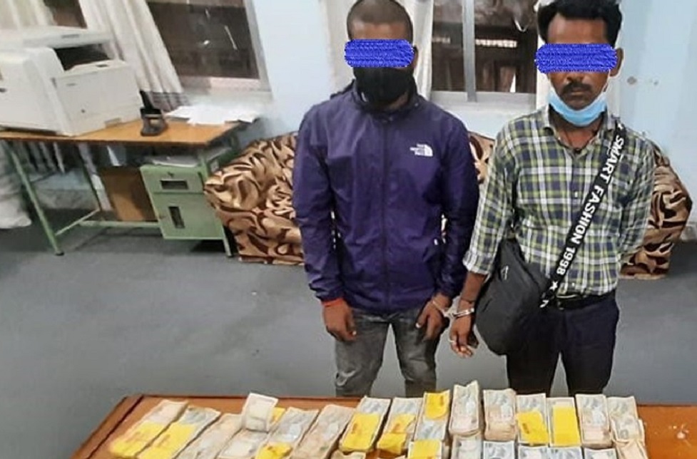 अबैध ३२ लाख रुपैयाँसहित २ जना प्रकाउ
