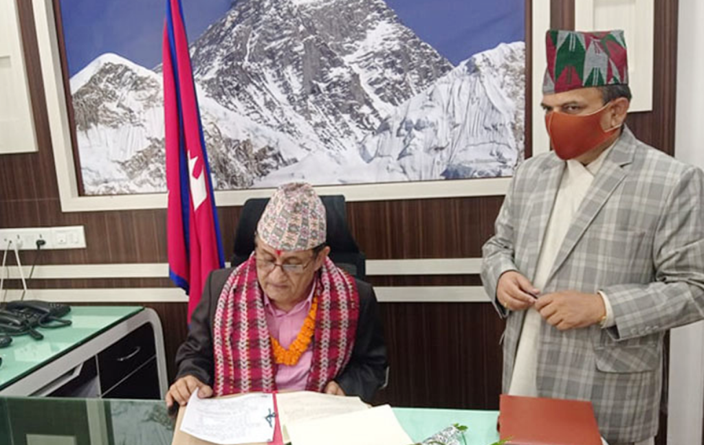 नवनियुक्त मुख्यमन्त्री आचार्यद्वारा पदभार ग्रहण