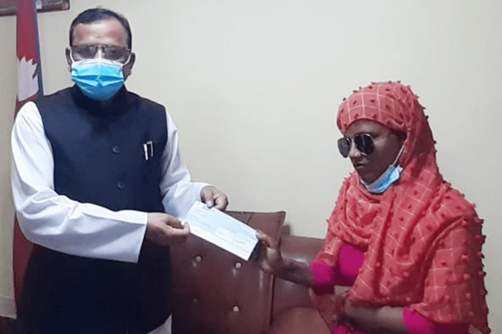 एसिडपीडित साहलाई मुख्यमन्त्रीद्वारा आर्थिक सहयोग