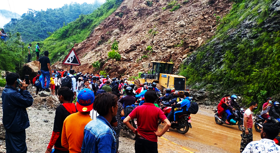 मुग्लिन–नारायणगढ सडक दुइतर्फ नै अवरुद्ध