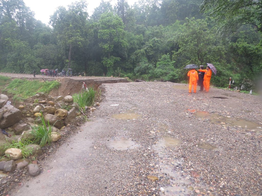 अविरल वर्षाका कारण डाइभर्सन बगायो, पूर्वपश्चिम राजमार्ग पूर्णरूपमा अवरुद्ध