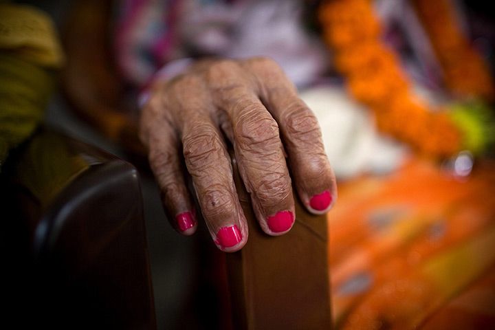 घरको छतबाट खसेर एक वृद्धाको मृत्यु