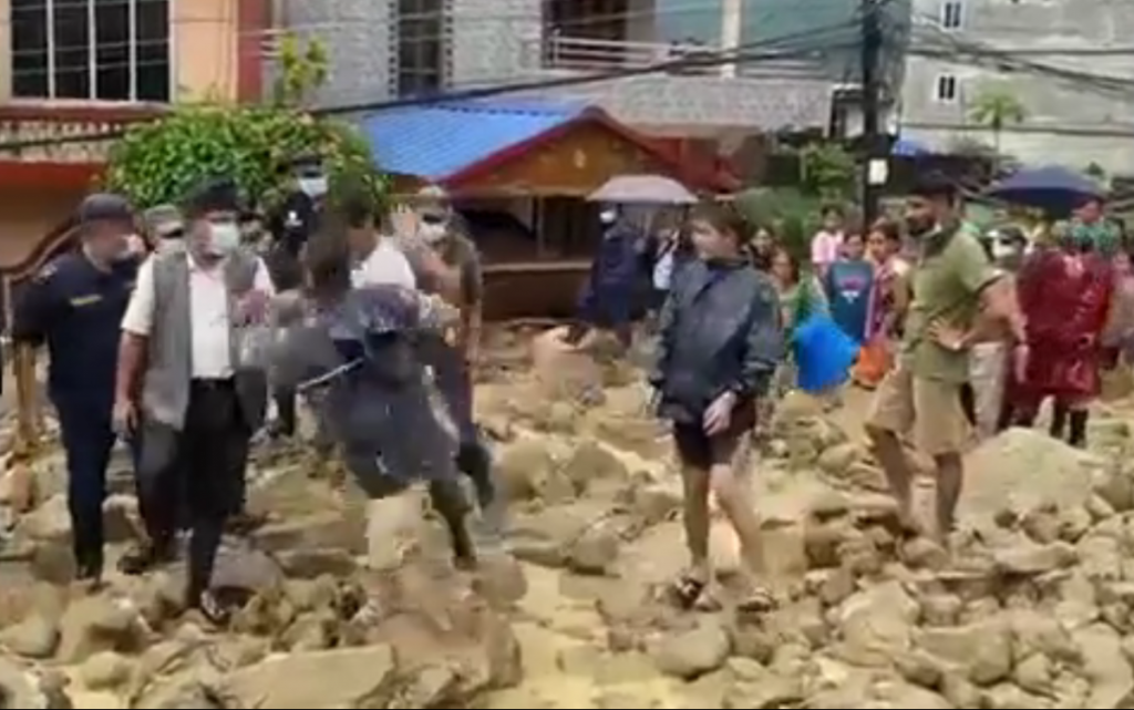 मेयरलाई मुक्का प्रहार गर्ने युवक प्रकाउ
