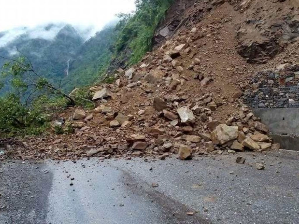 पहिरो खस्दा पृथ्वी राजमार्ग अवरुद्ध