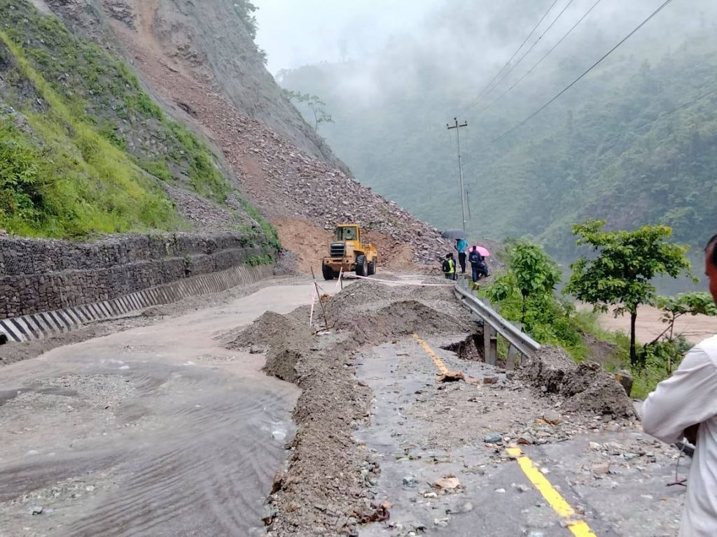 सङ्खुवासभामा सुख्खा पहिरो जाँदा सडक बन्द