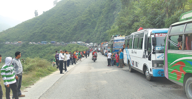 थानकोटमा ग्याँस ट्यांकर पल्टियो, सवारीसाधन र यात्रुहरुको अलपत्र