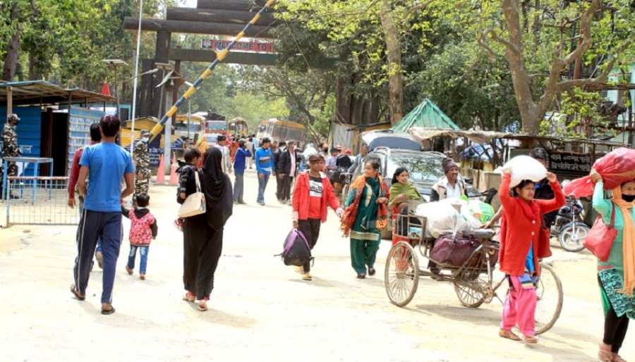 चाडबाड मनाउन घर फर्किंदा बाटोमा लुटिन्छन् नेपाली
