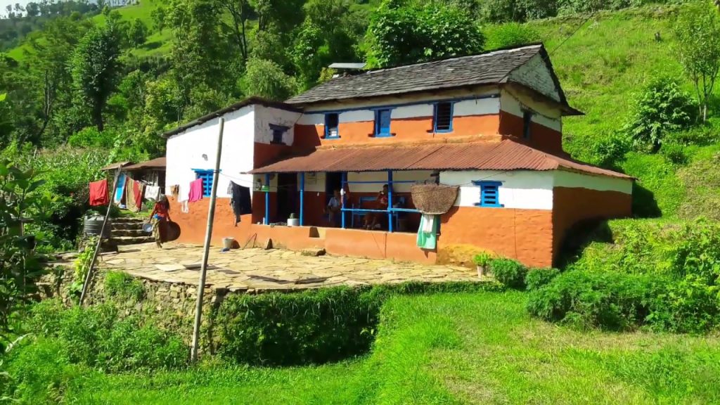 गाउँमा रातो माटो र कमेराले घर लिपपोत गर्ने चलन हराउन थाले
