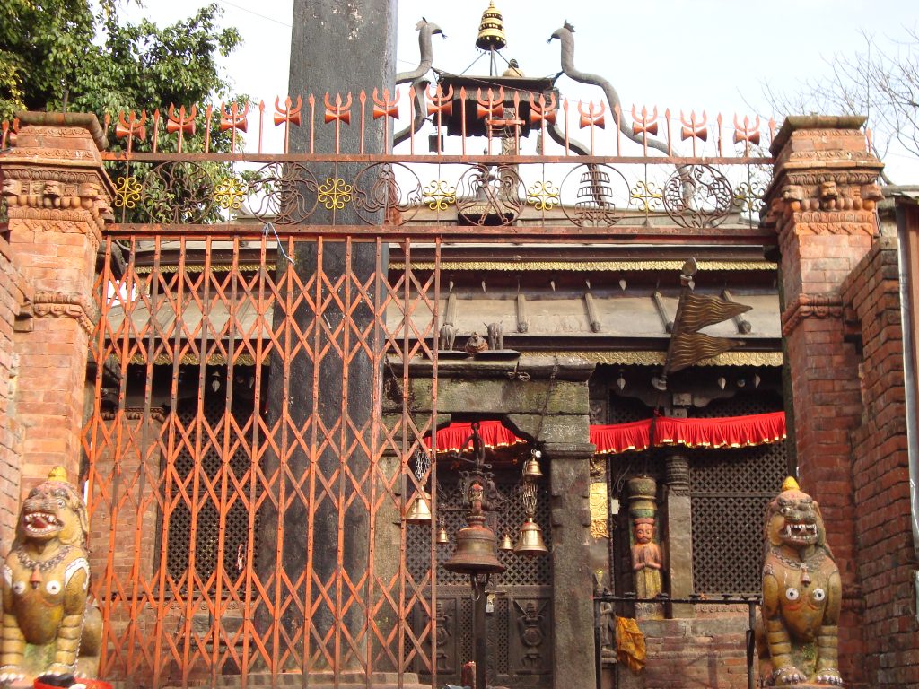 दोलखाको भीमेश्वर मन्दिर परिसरमा राखिएको सरस्वतीको मूर्ति चोरी