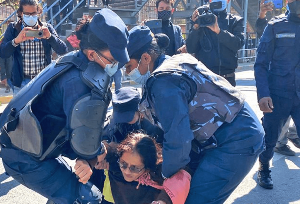 प्रधानन्यायाधीशको पक्षमा प्रदर्शन गर्नेहरू प्रहरी नियन्त्रणमा