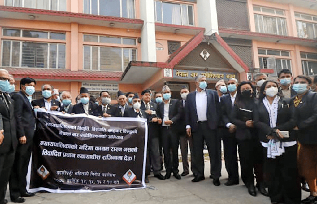 प्रधानन्यायाधीशको राजीनामा माग्दै कानून व्यवसायीहरूद्वारा प्रदर्शन