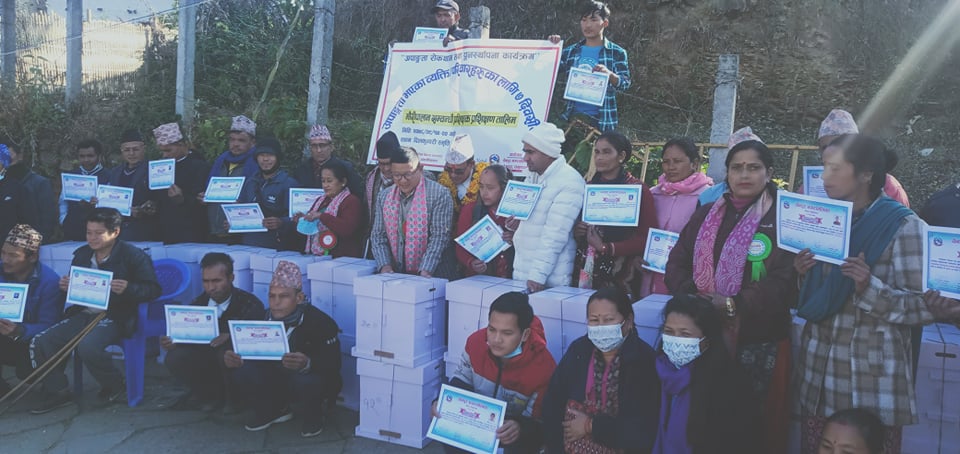 अपांगता भएका ३३ परिवारलाई अनुदानमा मौरीसहितको घार वितरण