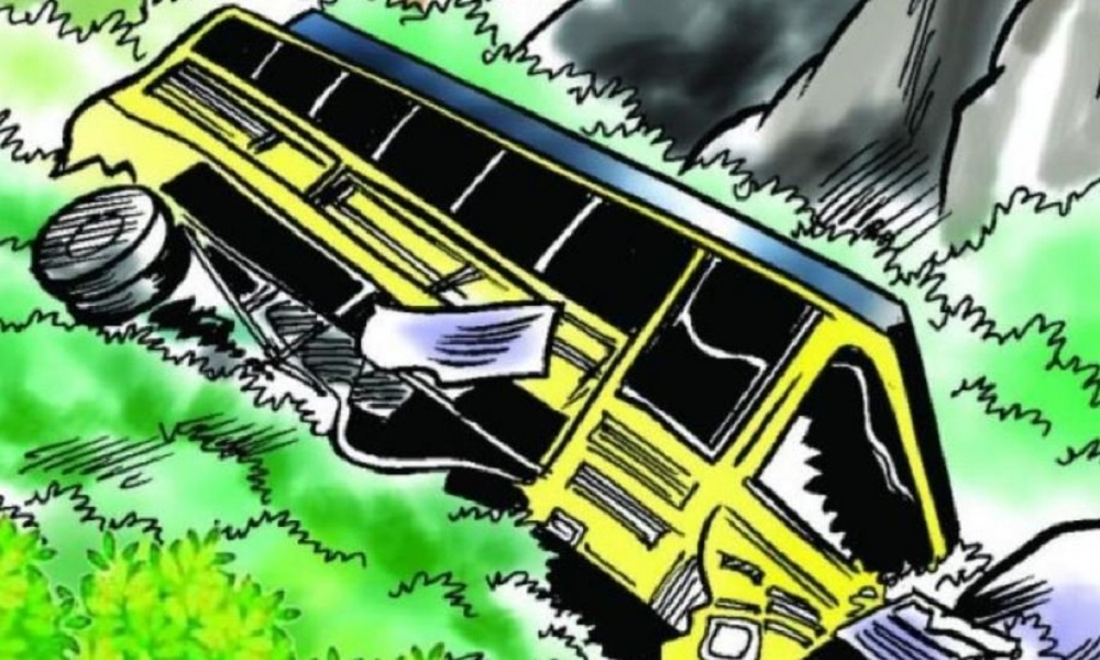 डोटीमा बस दुर्घटना ,१२ जना घाइते , १८ महिनाको बच्चा हरायो
