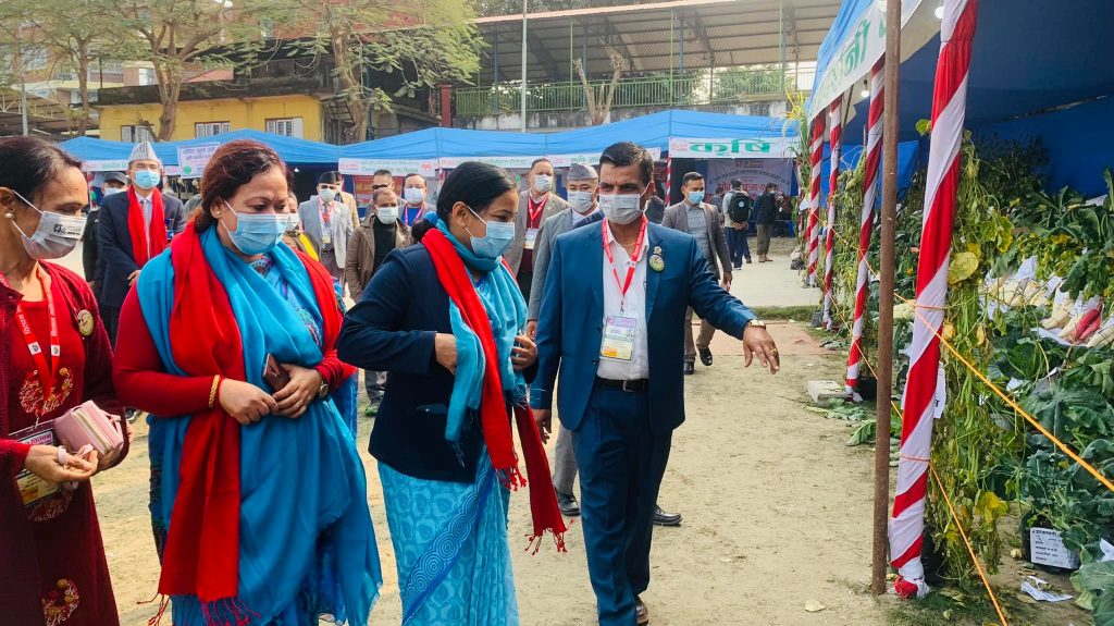 मेला महोत्सव बन्द गर्न आदेश दिएका सीडीओ आफैं चितवन महोत्सवमा पुगे