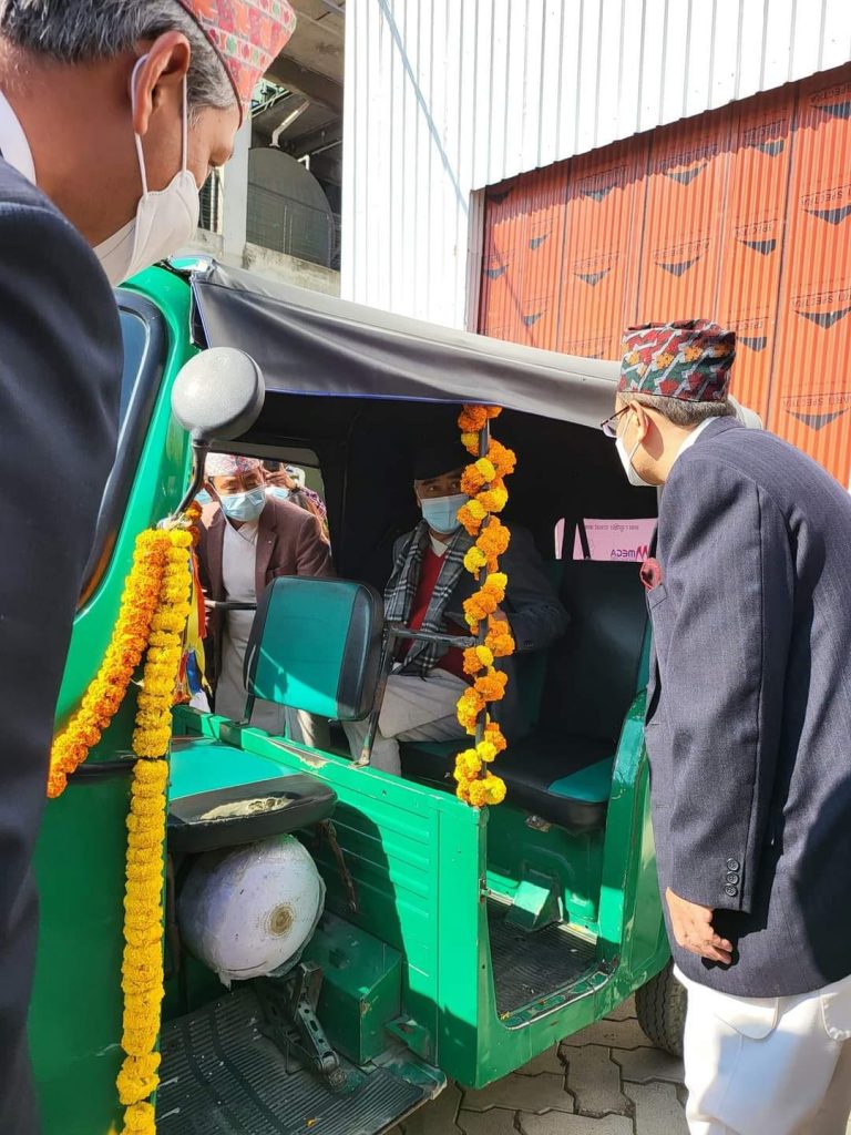 प्रधानमन्त्री देउवा ऊर्जाबाट सञ्चालन हुने सफारीमा बसेर घुमे धरान