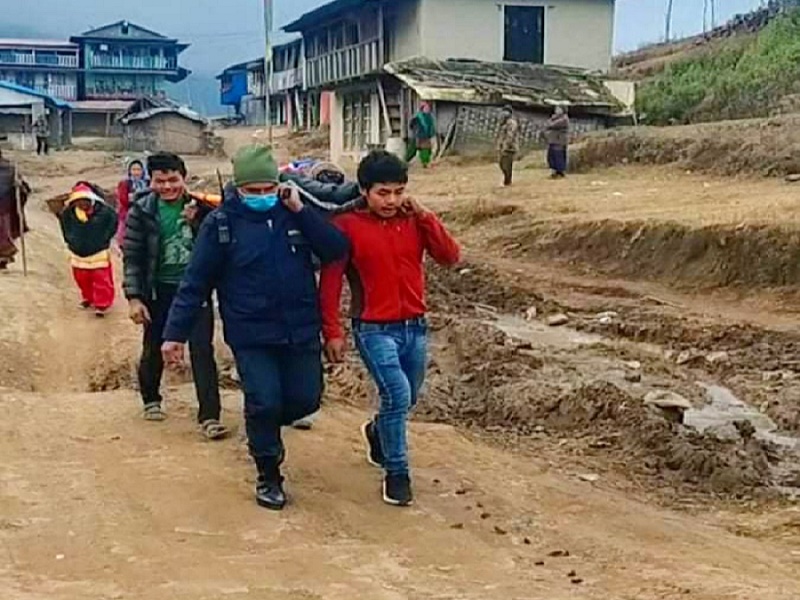 दुःखी, गरिबको साहारा बन्दै सोलु प्रहरी