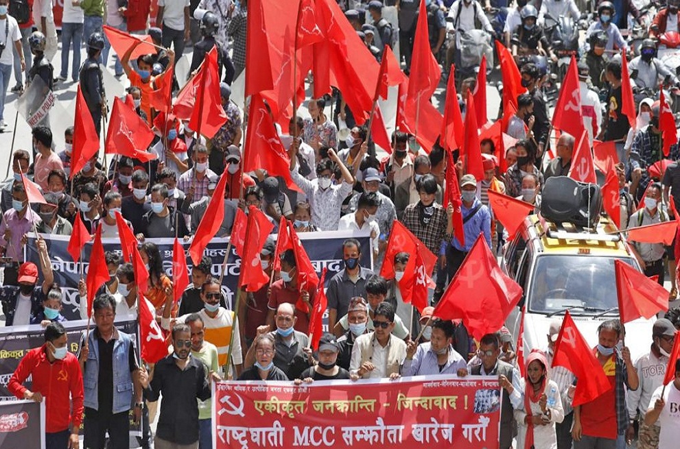 एमसीसी खारेजको मागसहित काठमाडौंमा प्रदर्शन गर्दै