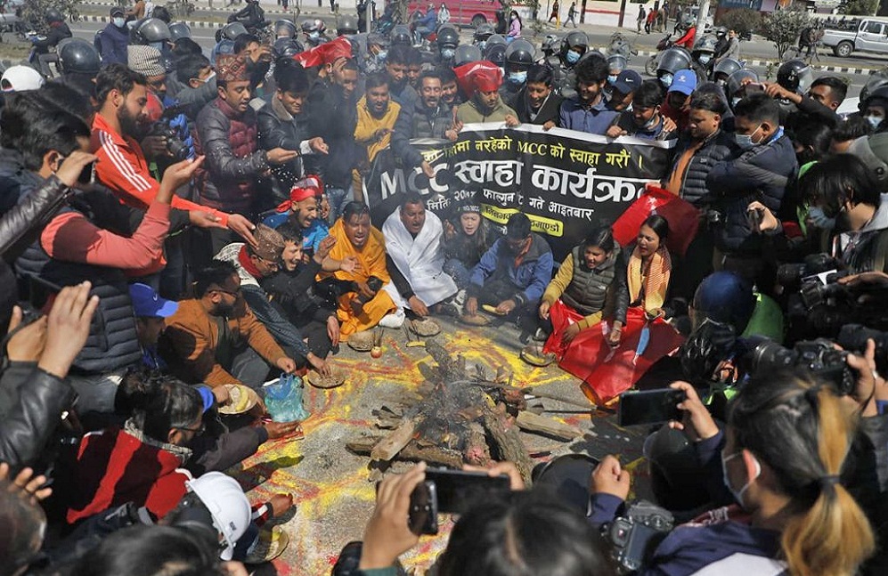 नेकपा एसका कार्यकर्ताले गरे संसद भवन अगाडी पुजा मण्डप बनाएर  पदर्शन