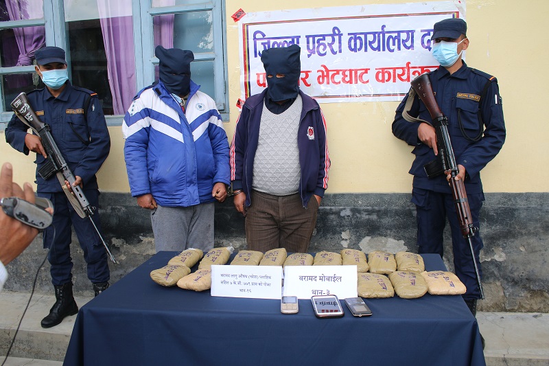 चरेससहित दुई जना पक्राउ