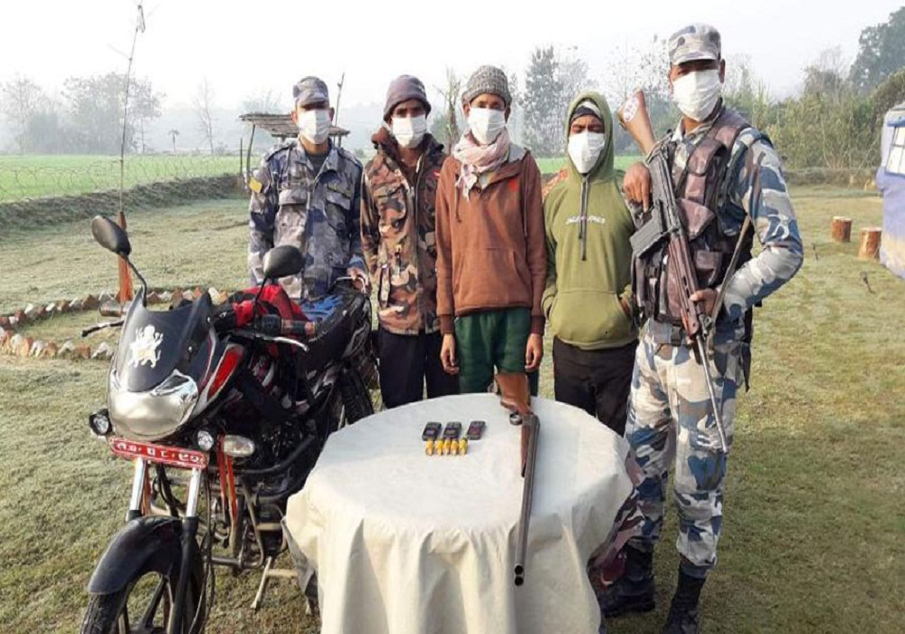 बाह्रबोर बन्दुक सहित तीन जना पक्राउ