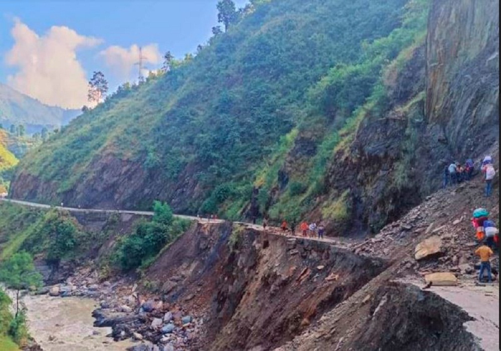 हिमपात र बर्षाका कारण बन्द रहेको सडक नखुल्दा  स्थानीयमा सास्ती