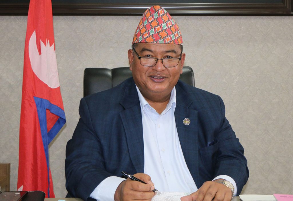 अलपत्र नेपालीहरुको व्यवस्थापन गर्न श्रममन्त्री श्रेष्ठ यूएई जाने