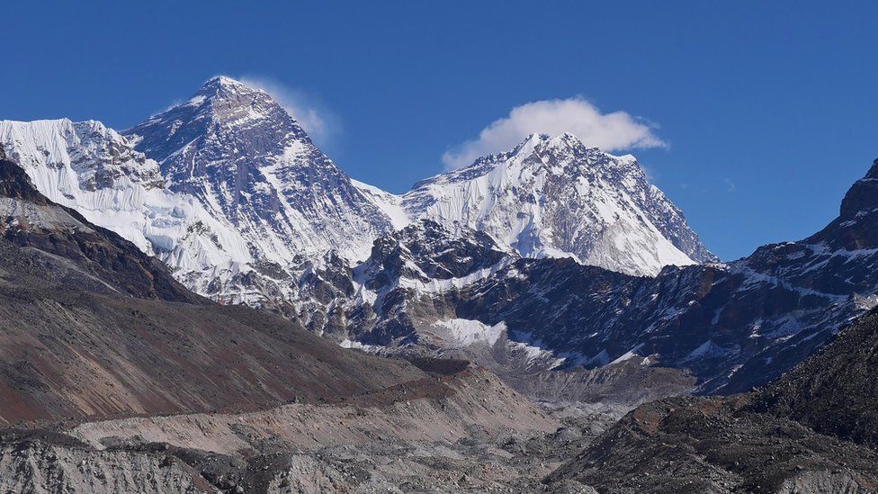 सगरमाथामा दुई हजार वर्ष लागेर बनेको बरफ पग्लियो, कतै यसको उचाइमा त असर पर्दैन ?