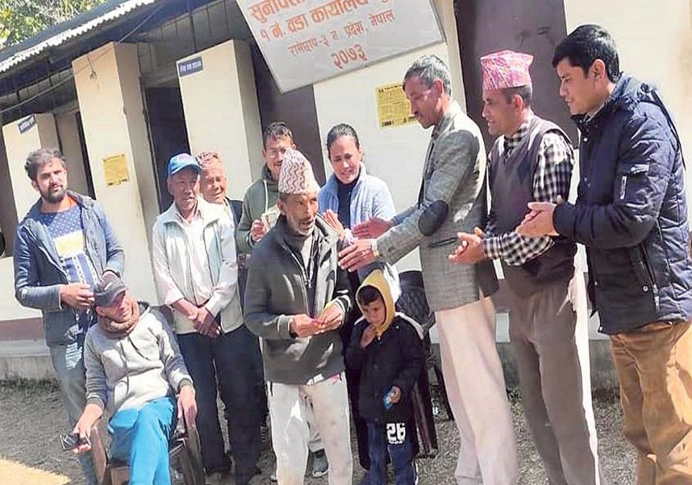 सुनापति गाउँपालिकाले ६२ जना एकल पुरुषलाई मासिक १ हजार रुपैयाँ भत्ता प्रदान