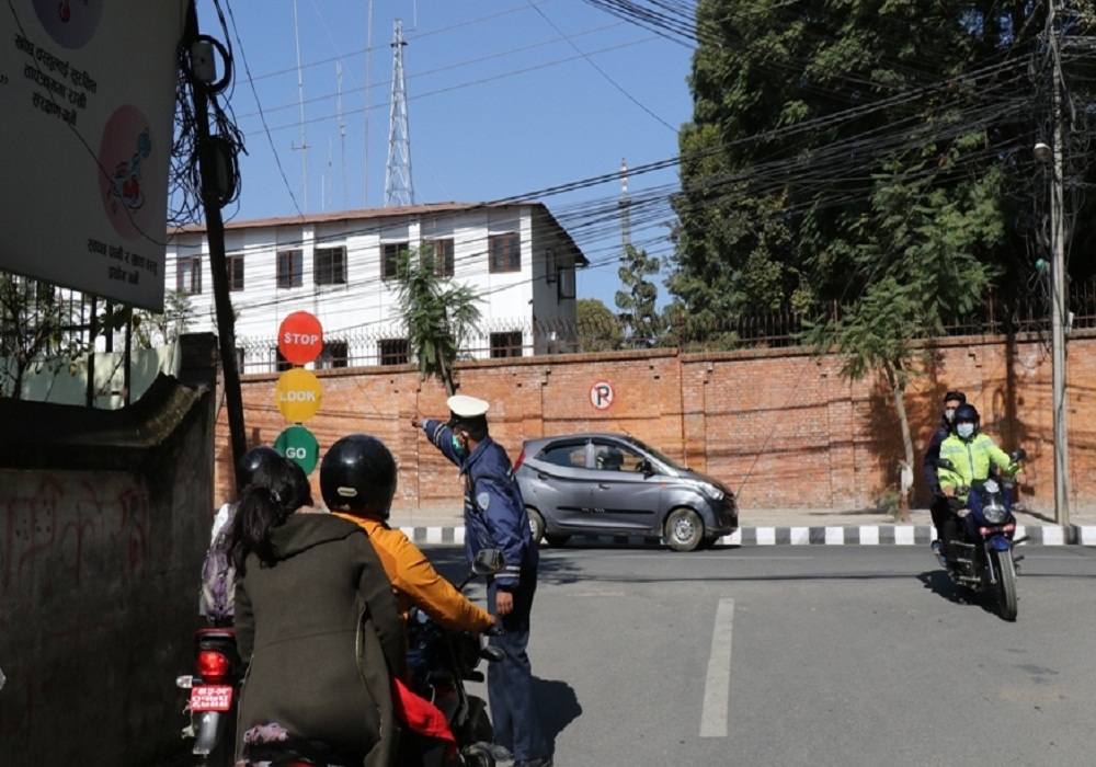 उपत्यकासहित देशका धेरै ठाउँमा सामान्य रुपमा गाडी चल्दै, सडक र चोकचोकमा सुरक्षाकर्मी