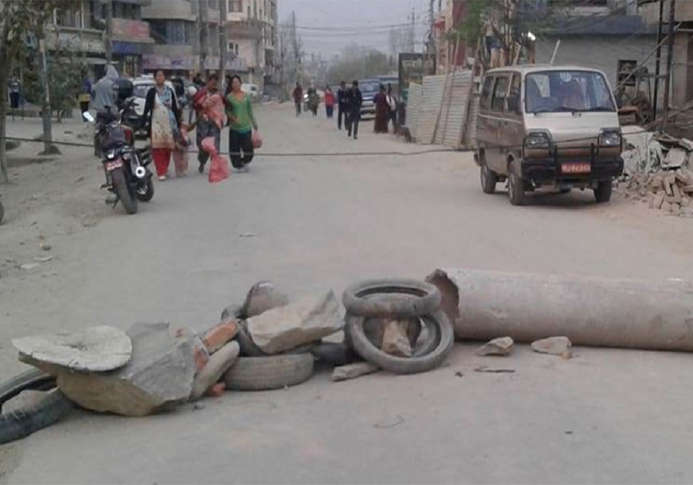 सातदोबाटो–चापागाउँ सडक स्थानीयले गरे बन्द