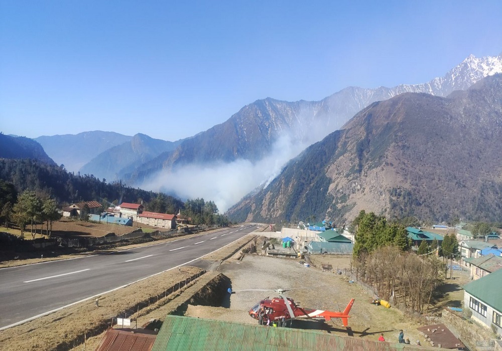 लुक्ला विमानस्थल नजिकको वनमा डढेलो, एक घण्टासम्म विमानस्थल बन्द