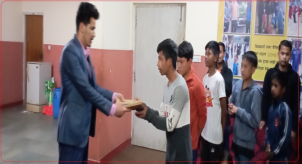 पत्रकार रमन सामाजिक काममा, खाजा खाने पैसा बचाएर अनाथ बालबालिकालाई शैंक्षिक सामाग्री