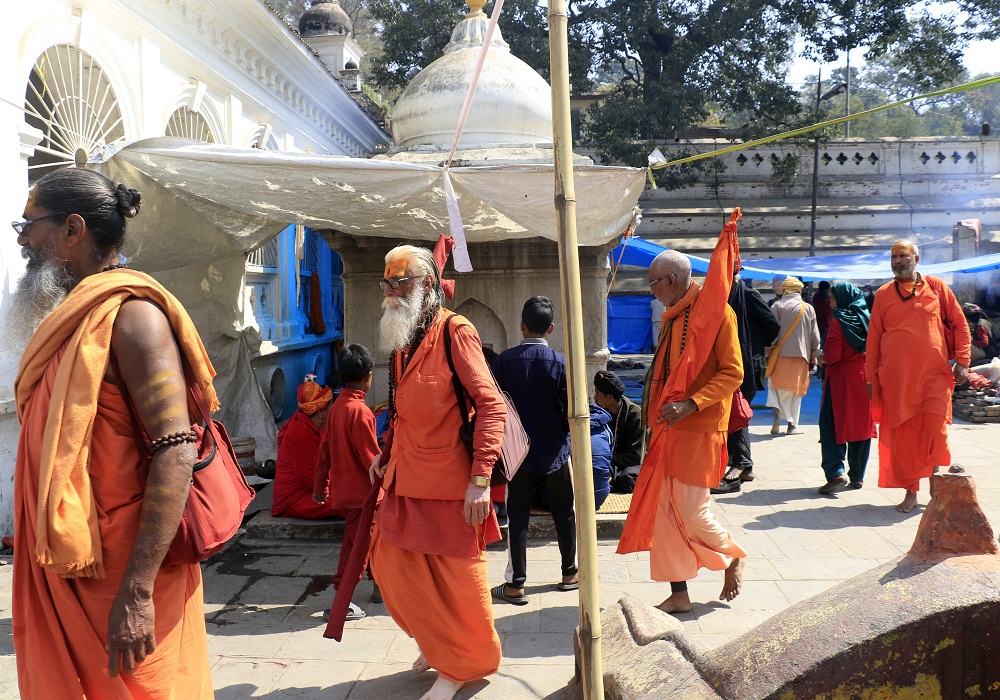 पशुपतिनाथको दर्शनका लागि आएका साधुसन्तलाई दक्षिणासहित बिदाइ