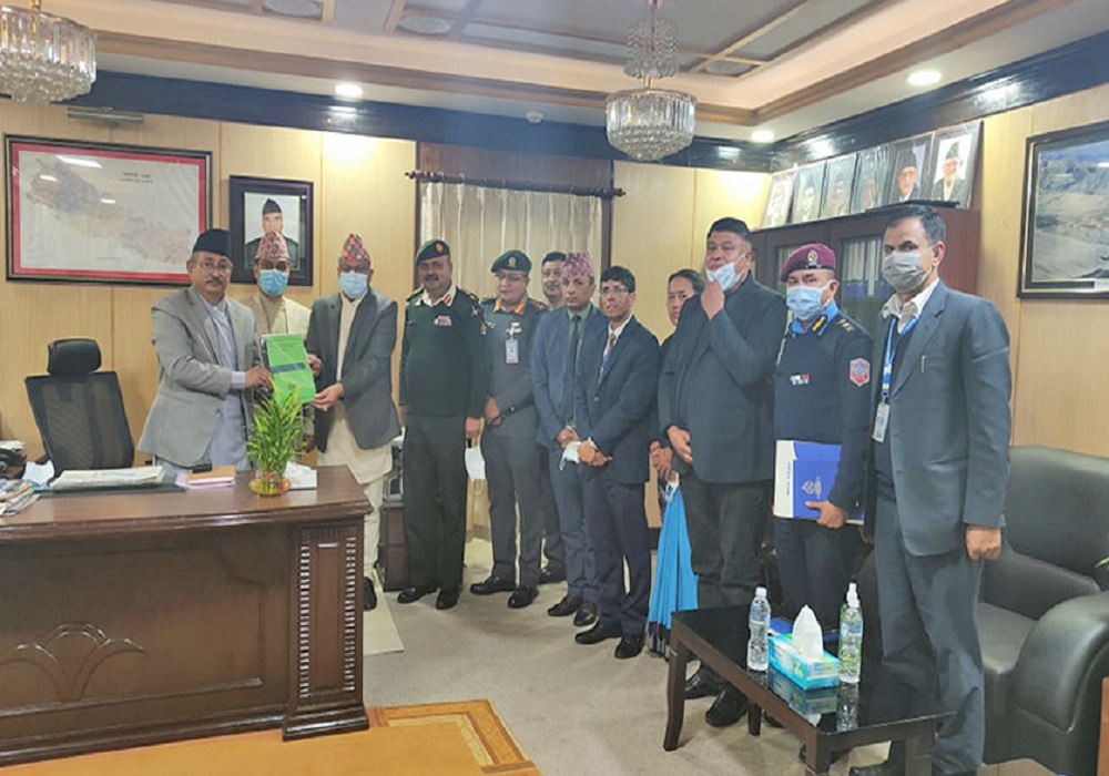 पासपोर्ट र भिसा नभएको व्यक्ति विमानभित्र पुगेको घटनाको गृहमन्त्री खाँणलाई प्रतिवेदन