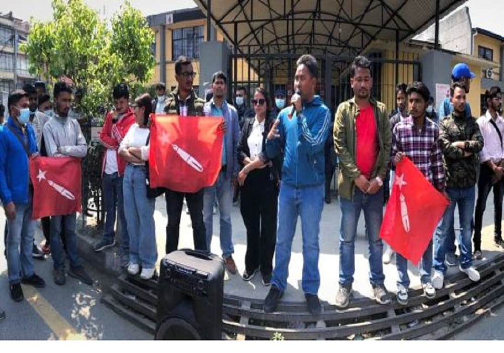 पेट्रोलियम पदार्थको मुल्यवृद्धिको विरोधमा अखिल क्रान्तिकारीले गरे आयल निगम घेराउ