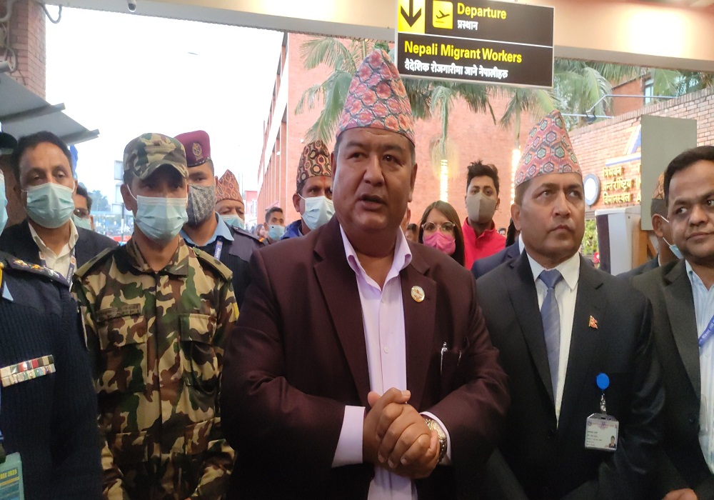 विमानस्थलमा राखिएको श्रम डेस्क हट्यो