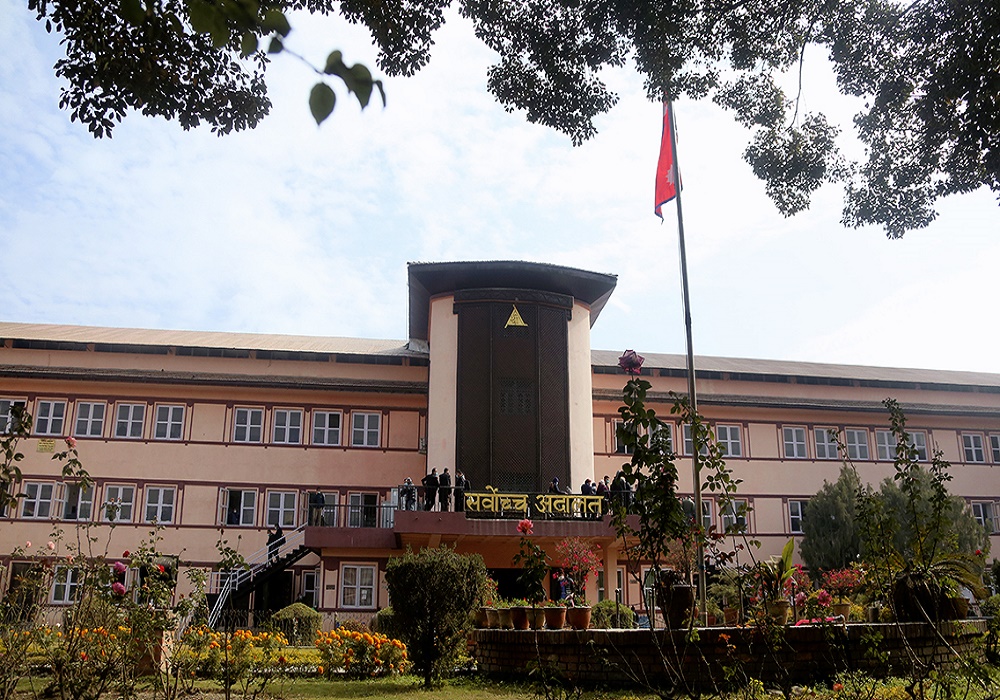 पदमुक्त सांसद गिरीको मुद्धा संवैधानिक इजलासमा