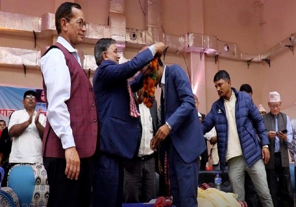 निलम्बित विष्ट एमालेमा प्रवेश