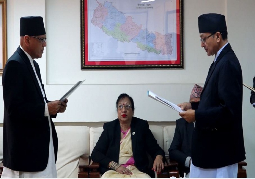 नव नियुक्त न्यायाधीश श्रेष्ठद्धारा सपथ ग्रहण