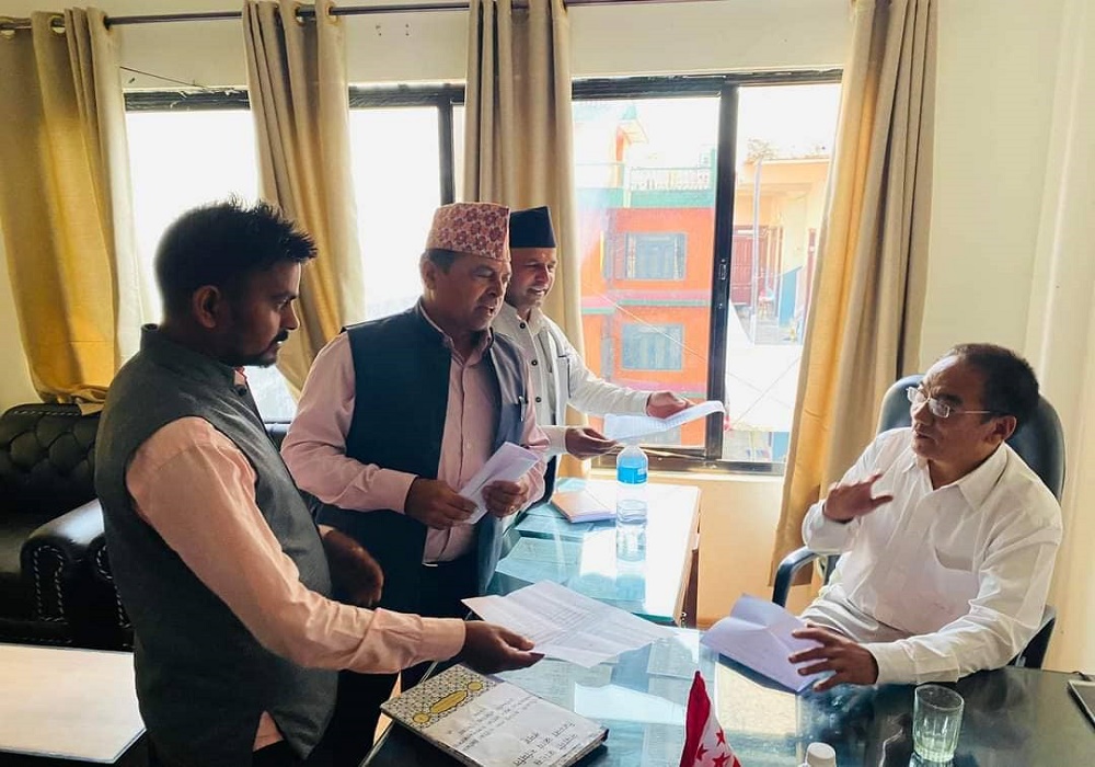 तनहुँमा कांग्रेसका पूर्व जिल्ला सचिव सहितले गरे पार्टी परित्याग