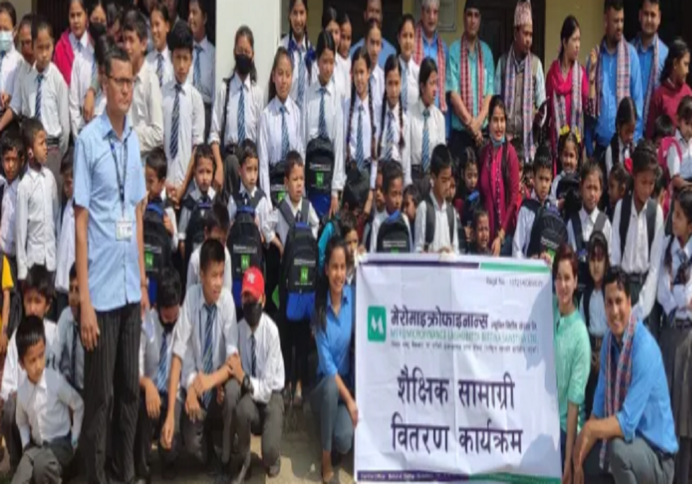 मेरोमाइक्रोफाइनान्सले सामुदायिक विद्यालयका विद्यार्थीलाई गर्यो  शैक्षिक सामग्री वितरण