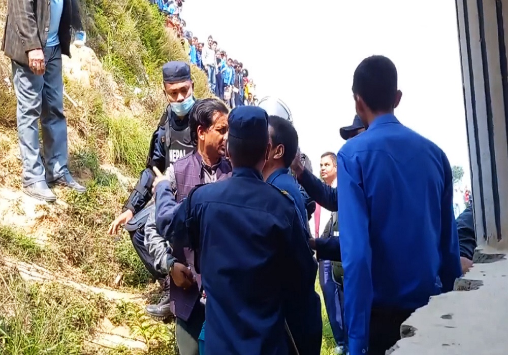 हेलिकोप्टरमा खोटाङ पुगेका धर्मराज केहीबेरमै लखेटिएपछि…{भिडियोसहित}